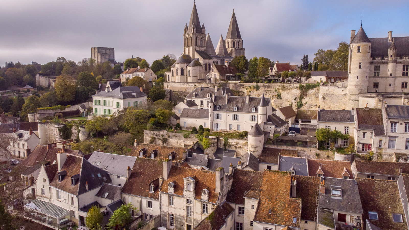 vue aérienne drone de la Cité royale de Loches